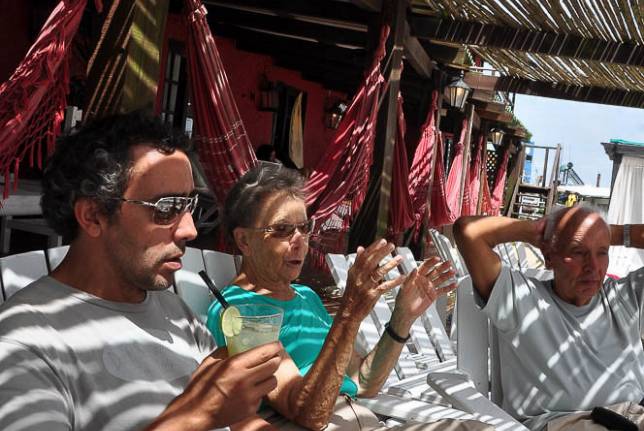 Nossa primeira caipirinha em Cabo Polonio, no litoral do Uruguai